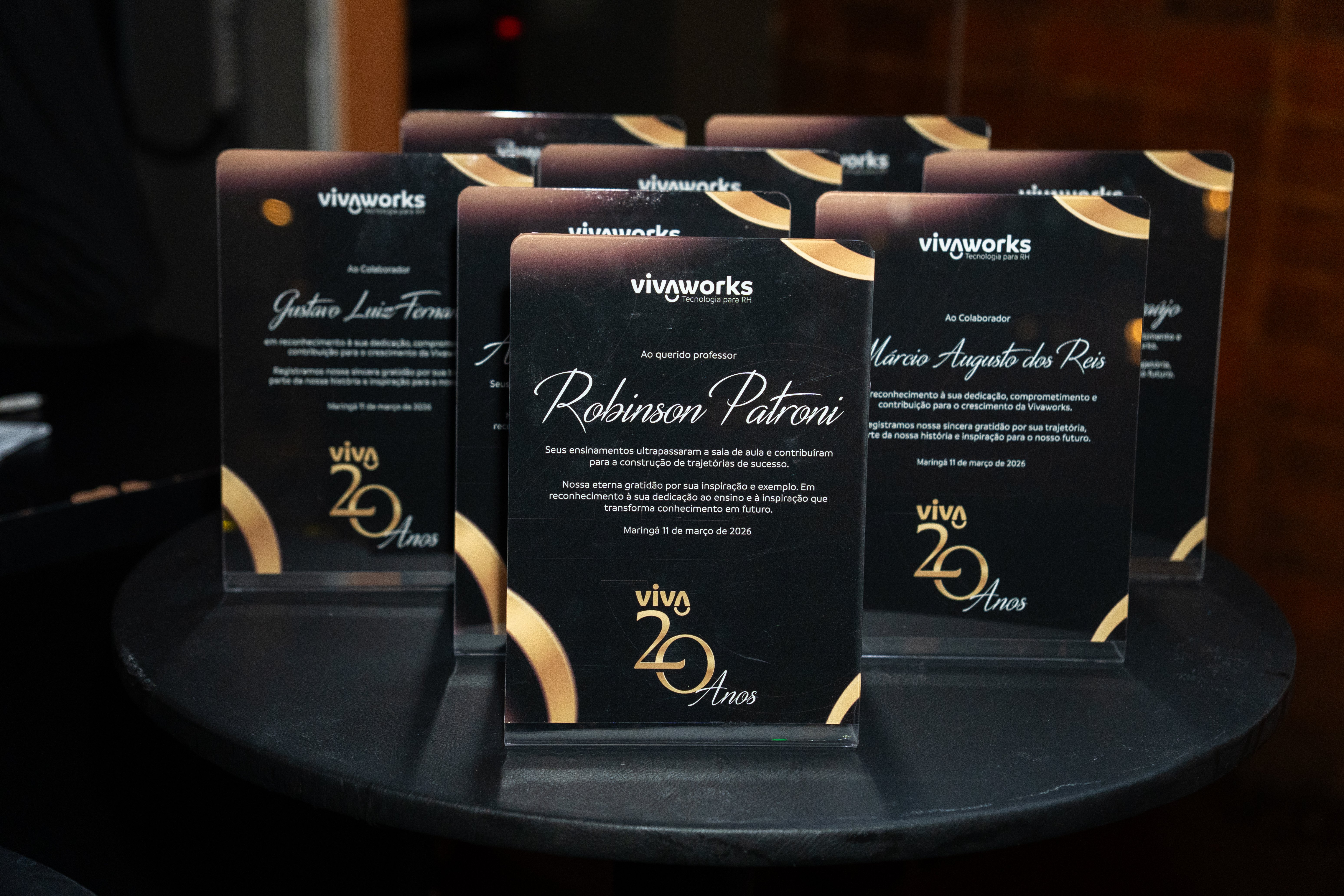 Momento de reconhecimento durante a celebração dos 20 anos da Vivaworks, com a entrega de homenagens a pessoas que contribuíram para a trajetória e o crescimento da empresa. Foto: Divulgação/Vivaworks.
