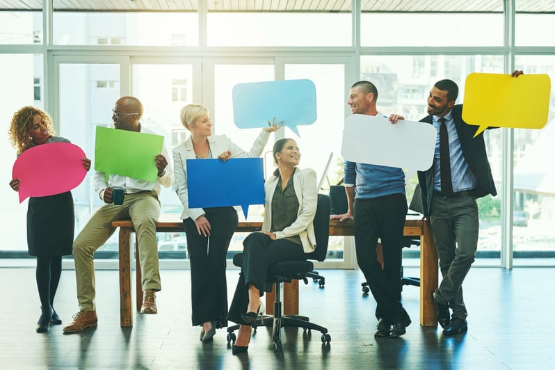 bolha-de-fala-de-pessoas-de-negocios-e-equipe-com-maquete-de-diversidade-e-colaboracao-para-opiniao-sobre-sinal-homens-mulheres-e-cartaz-para-votacao-ou-revisao-de-midia-social-com-ideias-sorriem-e-simulam-no-es