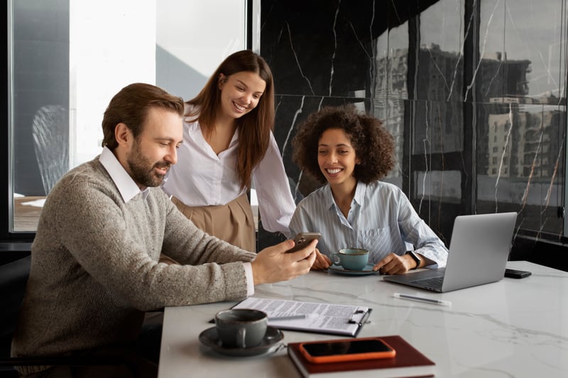 colegas-sorridentes-de-tiro-medio-no-trabalho