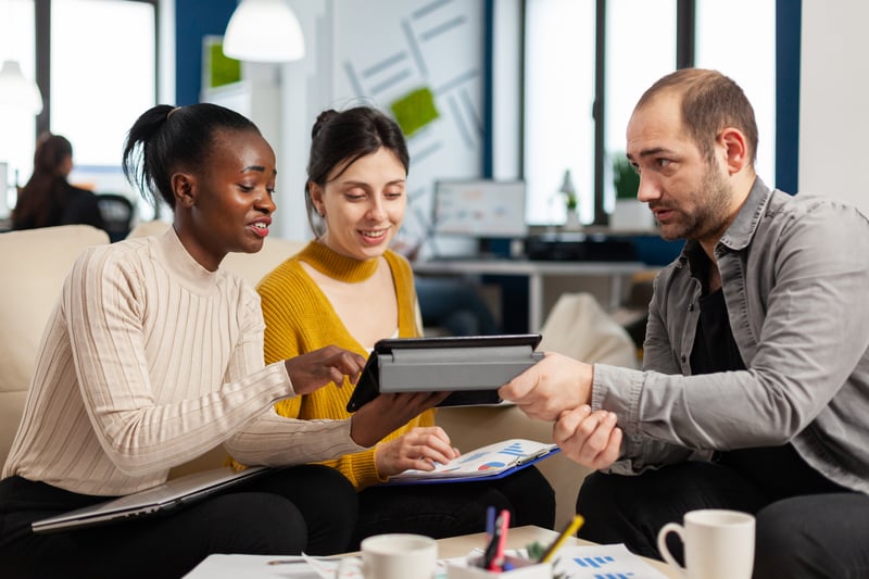 homem-executivo-instruindo-diversos-funcionarios-em-uma-nova-empresa-moderna