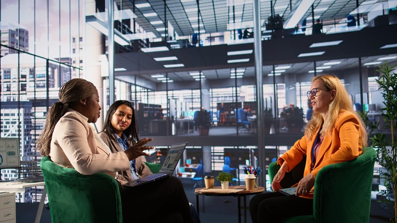 lideres-multietnicos-numa-reuniao-de-negocios-discutir-estrategia-de-crescimento