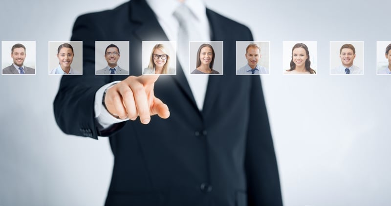 recursos-humanos-gestao-de-carreira-recrutamento-e-conceito-de-sucesso-homem-de-terno-apontando-para-um-dos-muitos-retratos-de-pessoas-de-negocios