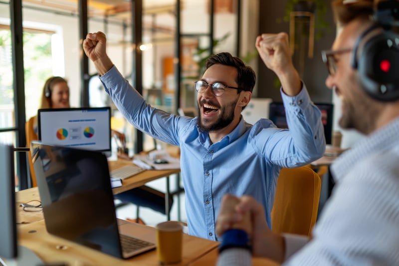 uma-equipe-remota-comemora-conclusao-bem-sucedida-de-um-projeto-em-um-ambiente-de-escritorio-moderno-uma-equipa-remota-celebra-conclusao-com-sucesso-de-um-projeto-atraves-de-uma-chamada-de-video