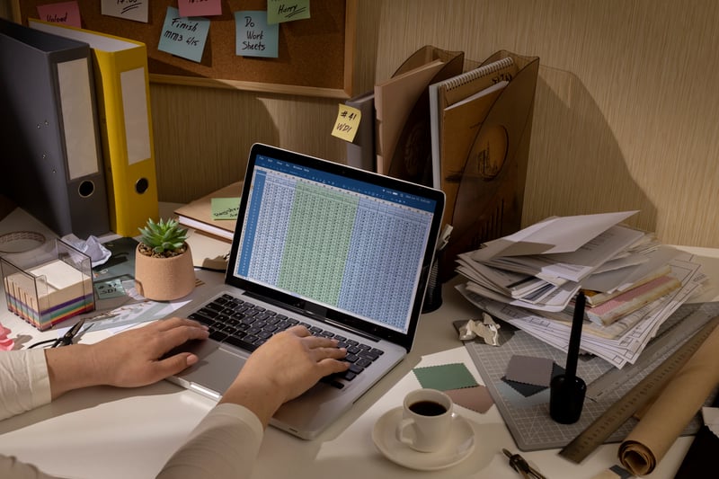 vista-espaco-de-trabalho-de-escritorio-baguncado-com-dispositivo-portatil